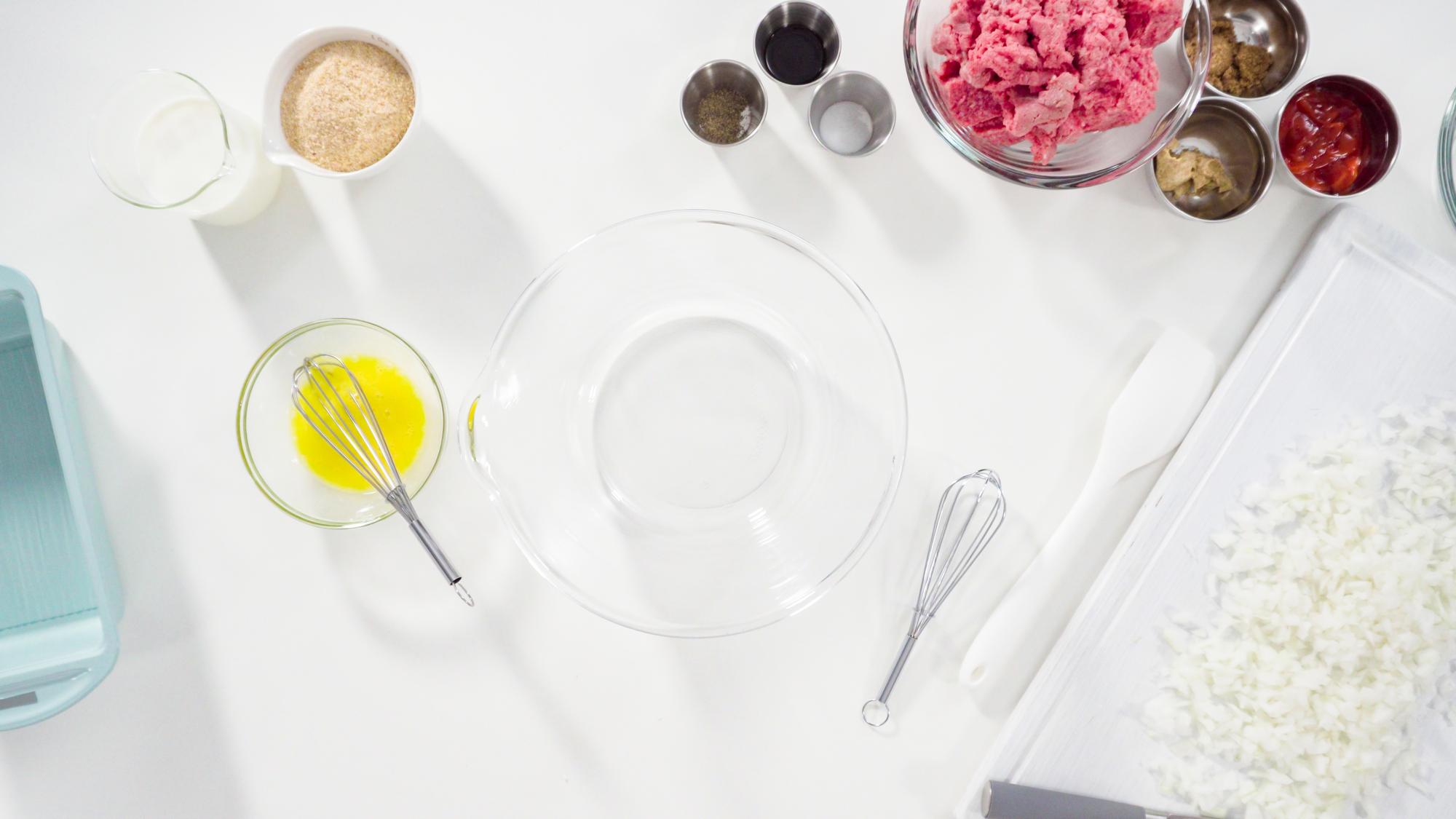 Set di utensili da cucina su piano di lavoro